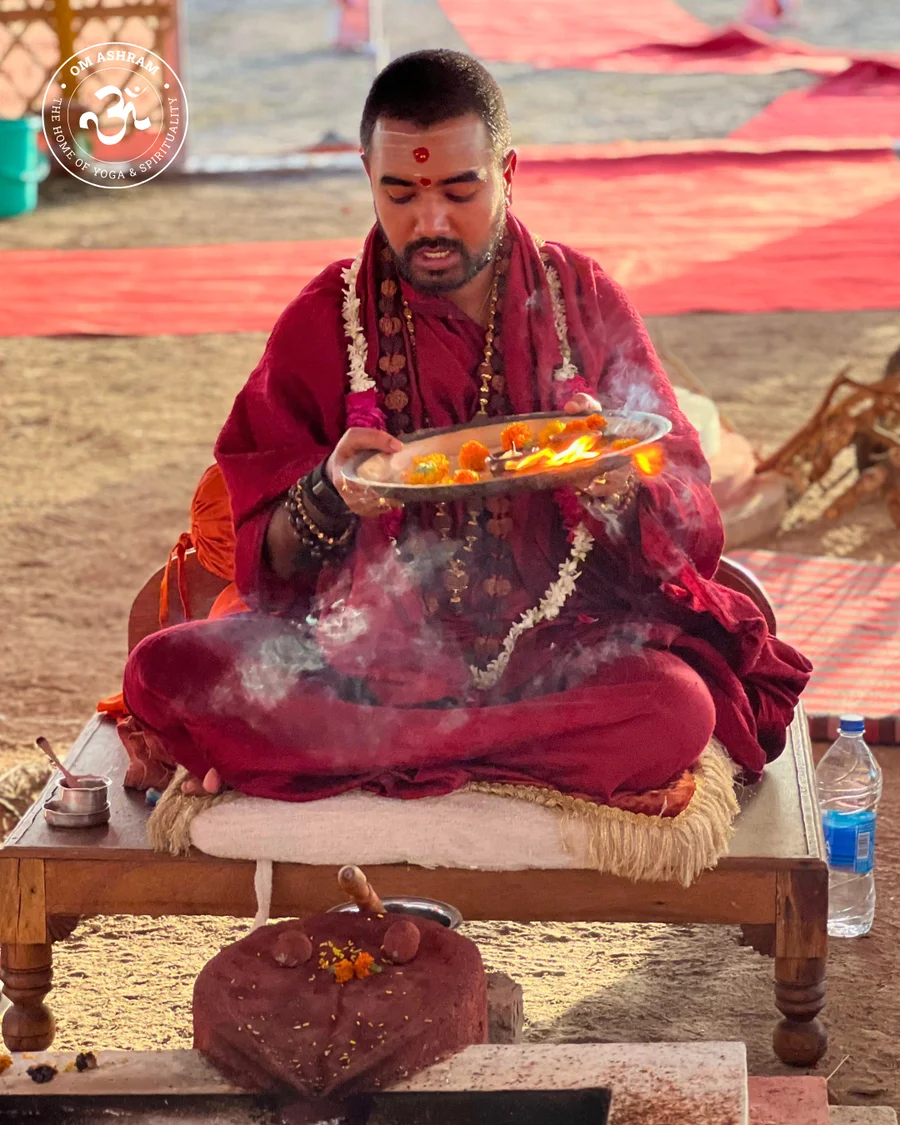 Param Pujya Mahamandaleshwar Shree Swami Avatar Puri Maharaj performing puja at the sacred dhuni.